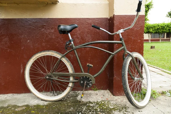 Bicicleta Antigua Apoyada Pared Exterior Zona Rural —  Fotos de Stock