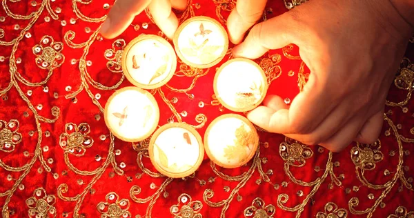 Mâinile Unei Femei Decorând Lumânări Tradiționale Indiene Ceară — Fotografie, imagine de stoc