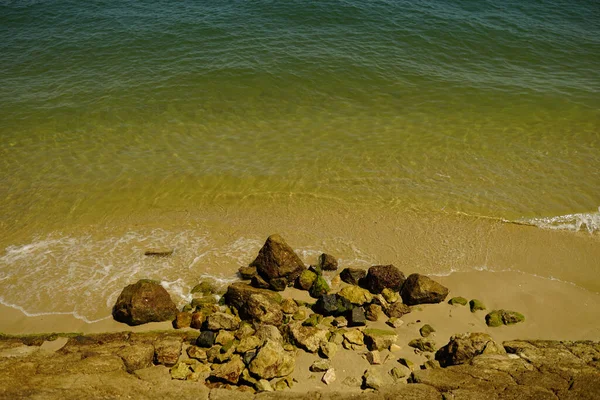 Una Orilla Arenosa Mar Agua Verde Día Soleado — Foto de Stock
