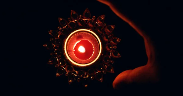 Eine Hand Hält Eine Dekorative Kerze Für Das Diwali Fest — Stockfoto