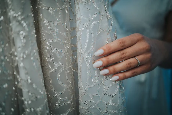 Hand Van Een Bruid Die Haar Witte Bruidsjurk Aanraakt Voordat — Stockfoto