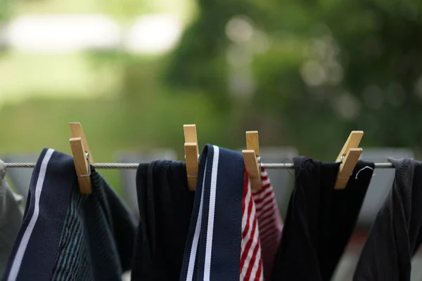 Eine Nahaufnahme Von Kleidung Die Zum Trocknen Einer Wäscheleine Aufgehängt — Stockfoto