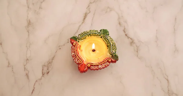 Ένα Διακοσμητικό Αναμμένο Κερί Diwali Μαρμάρινη Επιφάνεια — Φωτογραφία Αρχείου
