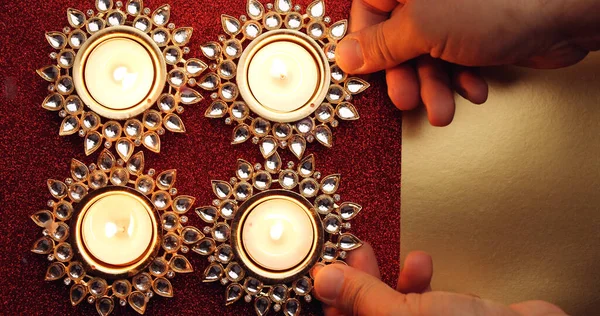Oversikt Hender Som Plasserer Brennende Dekorative Diwali Lys Rød Gullflate – stockfoto