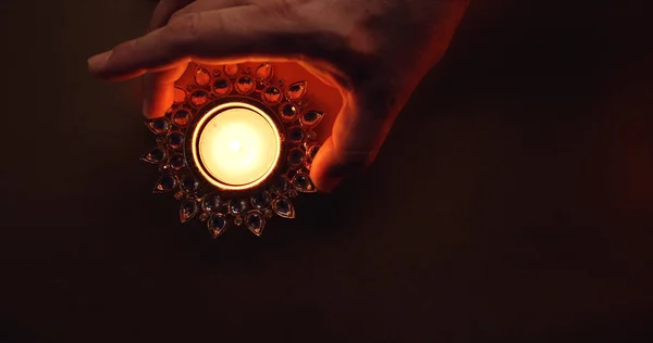 어두운 표면에 아름답게 장식된 촛불을 — 스톡 사진