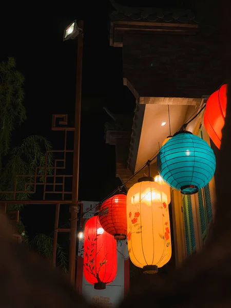 Ein Niedriger Winkel Bunter Chinesischer Laternen Auf Der Straße — Stockfoto