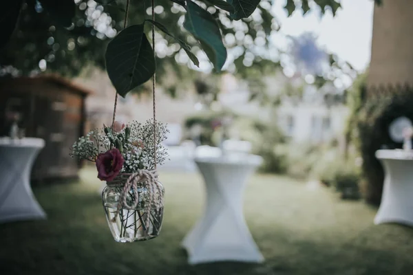 Une Belle Décoration Mariage Avec Des Fleurs Suspendues Dans Parc — Photo