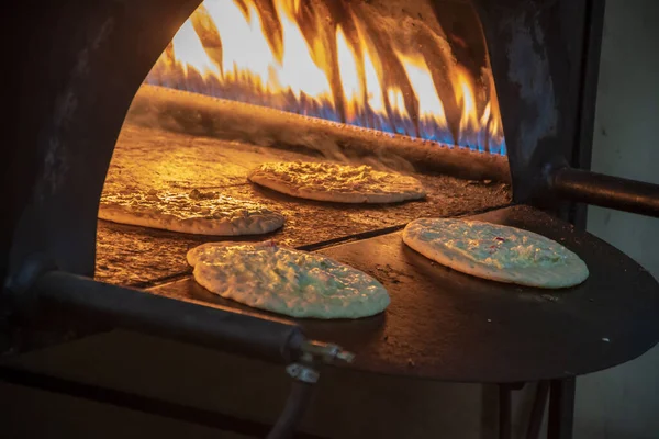 Forno Tabun Con Pizze Crude Pronte Essere Cotte — Foto Stock