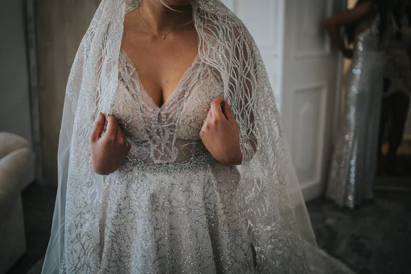 Uma Noiva Irreconhecível Com Vestido Noiva Branco Andando Seu Quarto — Fotografia de Stock