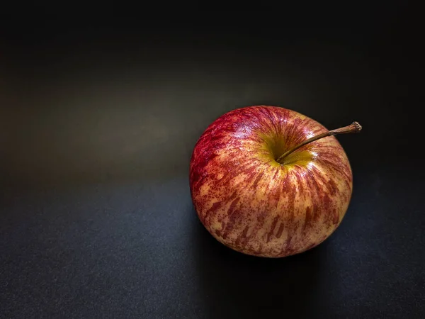Eine Nahaufnahme Eines Apfels Mit Roten Und Hellgelben Linien Auf — Stockfoto