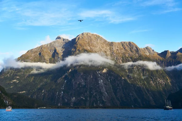 ミルフォードサウンドの絶景 クルーズ中に撃たれた このショットには2隻のボートと飛行機が含まれています — ストック写真