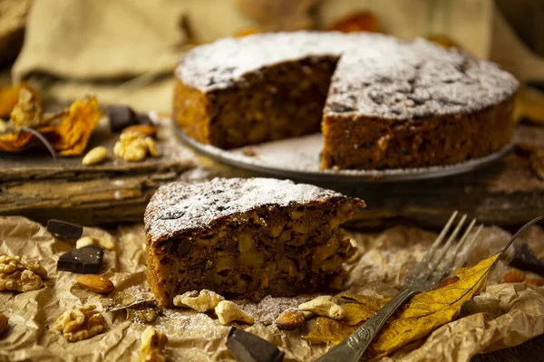 飾り立てられた背景にナッツと自家製の秋のケーキのクローズアップ — ストック写真