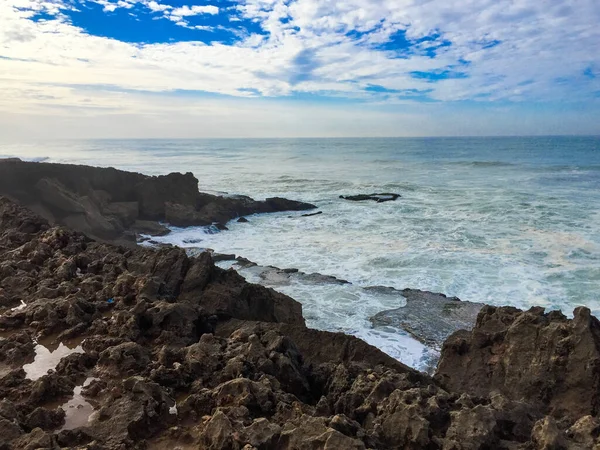 Tiro Panorâmico Uma Costa Rochosa Sob Céu Nublado — Fotografia de Stock