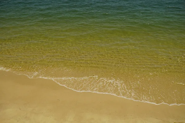 Een Water Getij Wassen Het Zandstrand — Stockfoto