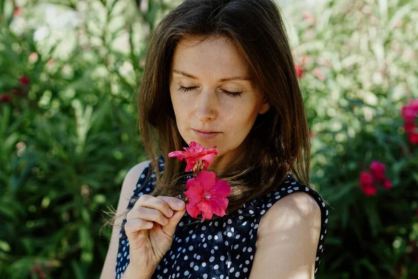 Una Chica Española Olfateando Rosa — Foto de Stock