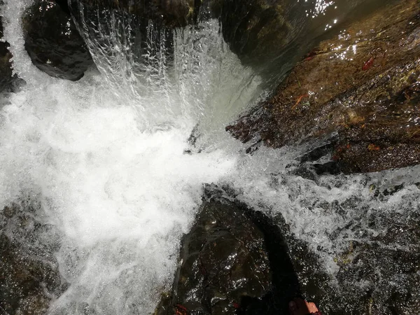 Крупним Планом Постріл Води Тече Над Камінням — стокове фото