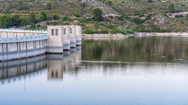 Ένα Σφηνάκι Από Μια Δεξαμενή Νερού — Φωτογραφία Αρχείου