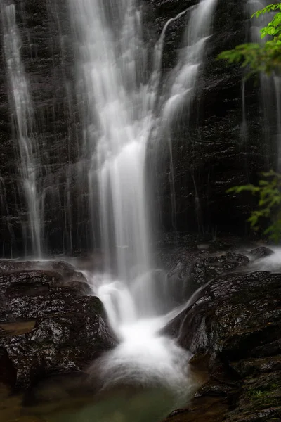 森林中美丽瀑布的垂直镜头 — 图库照片