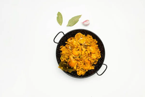 Uma Vista Superior Paella Com Frutos Mar Com Ingredientes Isolados — Fotografia de Stock