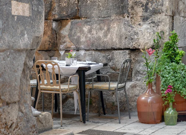 Ресторанные Столы Улице Каменными Зданиями Сплите Хорватия — стоковое фото