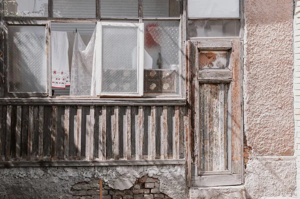 Eski Ahşap Bir Evin Pencereleri Kirli Bir Duvarın Yakın Çekimi — Stok fotoğraf