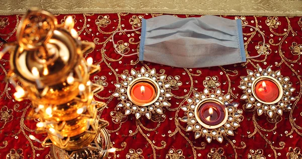 Uma Mesa Diwali Com Velas Decorativas Uma Máscara Protetora — Fotografia de Stock