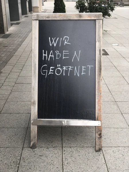 Μια Γερμανική Πινακίδα Είμαστε Ανοιχτοί Στην Είσοδο Του Εστιατορίου Του — Φωτογραφία Αρχείου