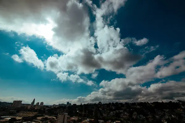 Krásná Scenérie Města Pod Zataženou Oblohou — Stock fotografie