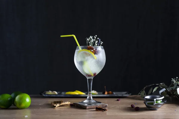 Gin Tonique Fraîchement Préparé Avec Une Paille Plastique Sur Une — Photo