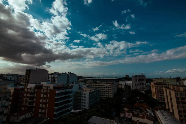 Eine Wunderschöne Stadtlandschaft Unter Wolkenverhangenem Himmel — Stockfoto
