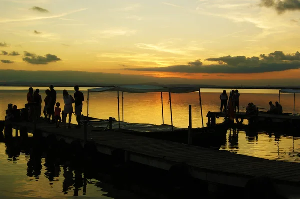 Силуэты Туристов Пире Лодках Море Время Красивого Золотого Заката — стоковое фото