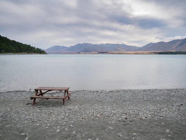 Beautiful View Peaceful Lake Wooden Picnic Table Shore — Stock Photo, Image