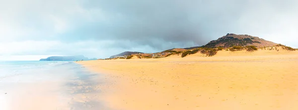 一张金色海滩的特写镜头 山和多云的天空的轮廓 — 图库照片