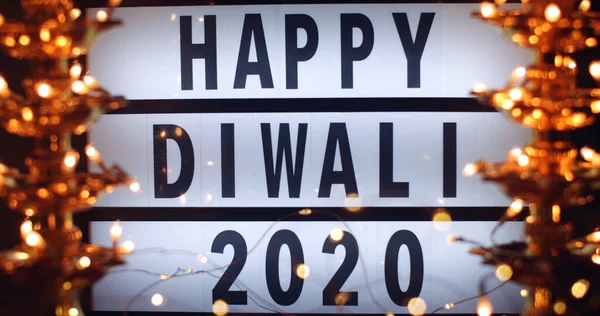 一面写着 快乐Diwali 2020 的横幅 上面装饰着节日彩灯 — 图库照片