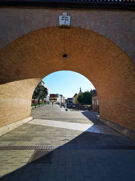 晴れた日に街のレンガ造りのアーチトンネル — ストック写真