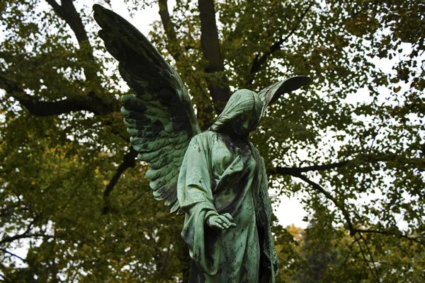 Una Estatua Ángel Afligido Medio Cementerio Berlín — Foto de Stock