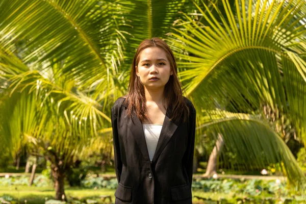 Uma Jovem Sul Ásia Vestindo Casaco Formal Preto Posando Seriamente — Fotografia de Stock