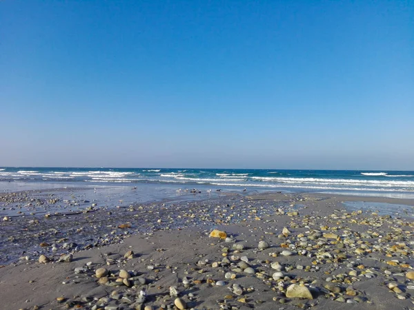 海岸の穏やかな青い海と石 — ストック写真