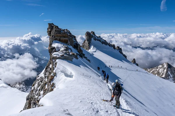 海抜4061Mのグラン パラディソ山頂からの眺めは イタリアで最も高い山です 谷の雲の下 青です — ストック写真