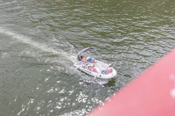 2人の人が橋から捕獲したボートで楽しんでる — ストック写真