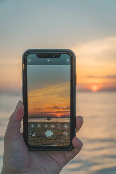 Mano Una Persona Sosteniendo Teléfono Tomando Fotos Una Hermosa Puesta — Foto de Stock