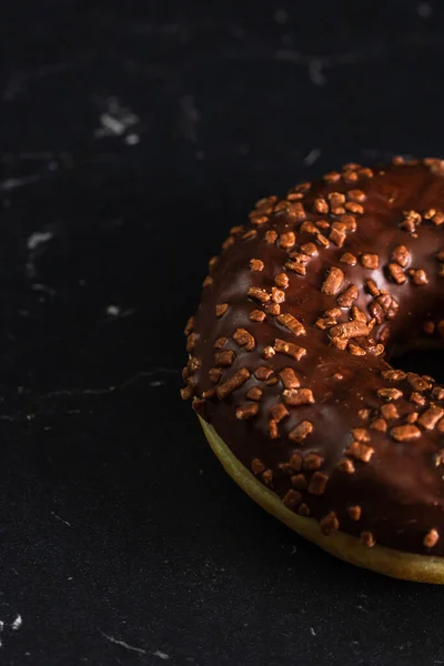 Donut Vidrado Chocolate Com Chips Chocolate Isolados Fundo Preto — Fotografia de Stock