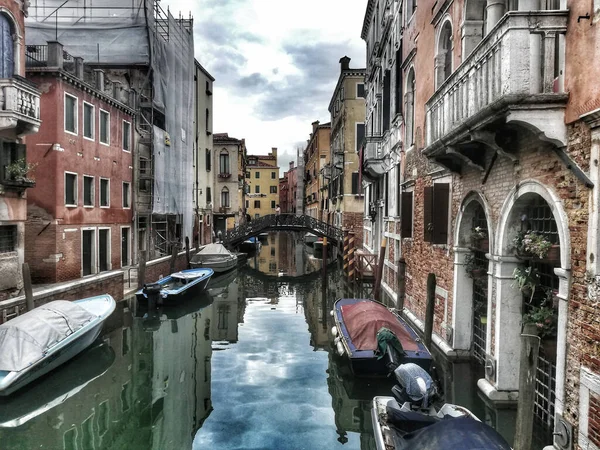 Канал Лодками Окруженный Старыми Зданиями Венице Италия — стоковое фото
