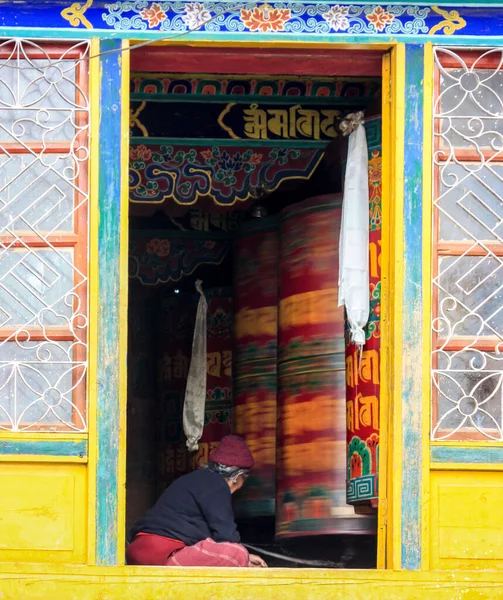 Pionowe Ujęcie Buddyjskich Kół Modlitewnych Arunachal Pradesh Północno Wschodnie Indie — Zdjęcie stockowe