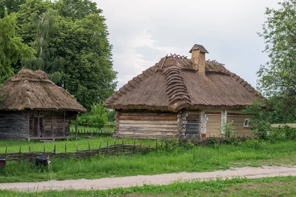 Wioska Tradycyjnymi Drewnianymi Domami Słoneczny Dzień — Zdjęcie stockowe