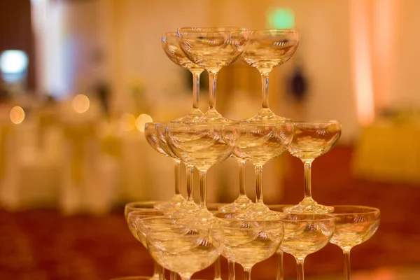 Närbild Ett Champagnetorn Ett Bord Restaurang Ett Event — Stockfoto