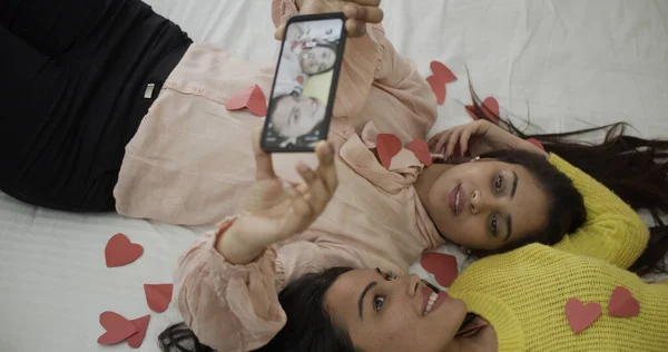 Una Linda Pareja Lesbiana India Tomando Una Selfie Mientras Está —  Fotos de Stock