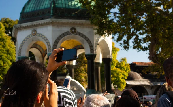 Turistas Tirando Fotos Fonte Alemã Istambul Turquia — Fotografia de Stock