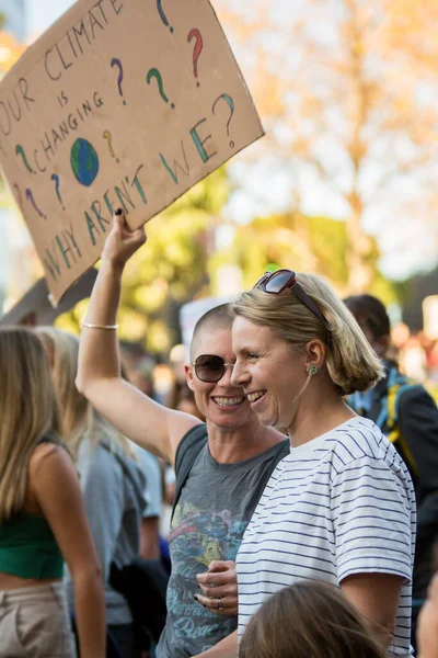 Melbourne Austrália Maio 2021 Duas Amigas Felizes Sorrindo Rindo Protesto — Fotografia de Stock