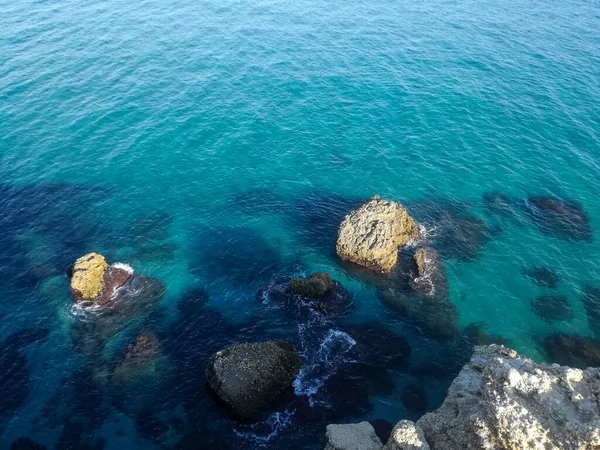 Sakin Mavi Denizde Yüksek Açılı Kayalar — Stok fotoğraf